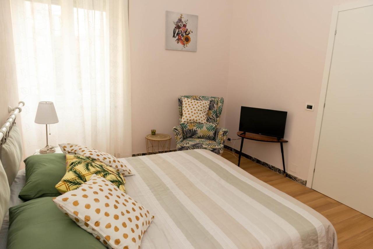 Charlotte Appartamento Con Parcheggio, 5 Terre, Vicino Stazione 斯培西亚 外观 照片
