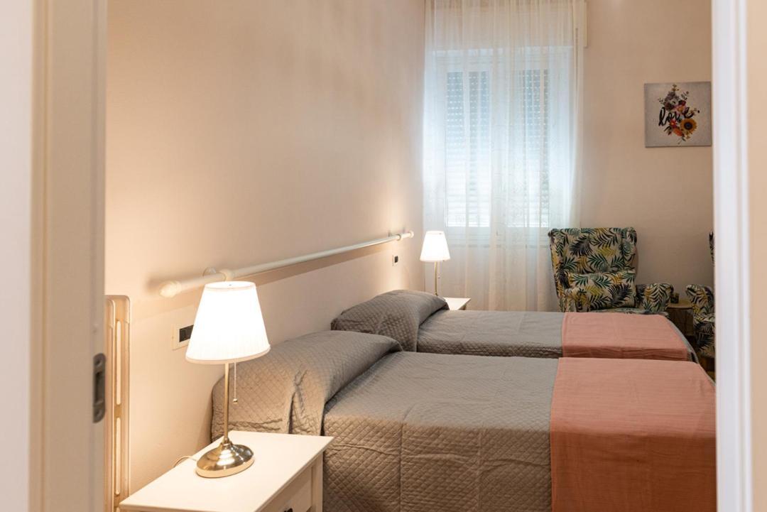 Charlotte Appartamento Con Parcheggio, 5 Terre, Vicino Stazione 斯培西亚 外观 照片