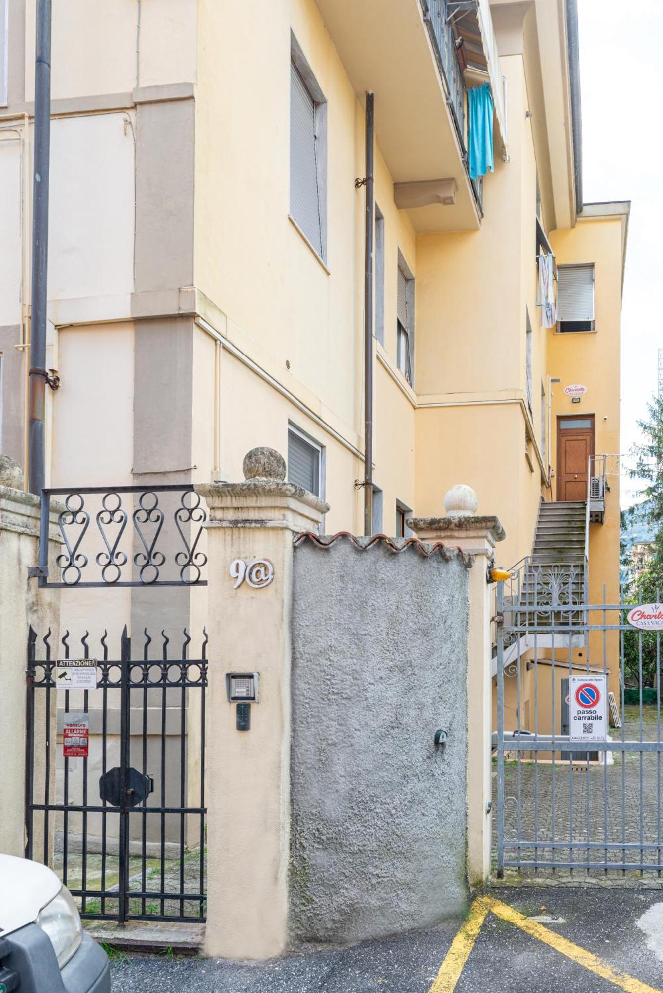 Charlotte Appartamento Con Parcheggio, 5 Terre, Vicino Stazione 斯培西亚 外观 照片